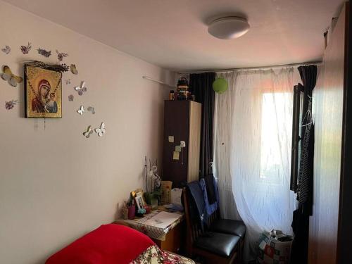 - une chambre avec un lit, un bureau et une fenêtre dans l'établissement Apartament 3 camere confortabil, complet utilat, à Iaşi