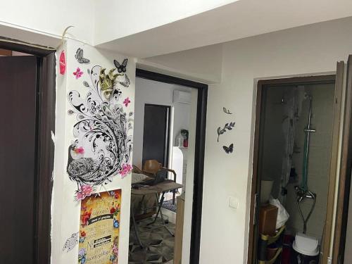 - un couloir avec des papillons sur le mur d'une pièce dans l'établissement Apartament 3 camere confortabil, complet utilat, à Iaşi