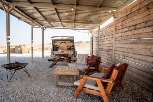 patio z krzesłami, stołem i namiotem w obiekcie Dawar Sinai Bliss - Luxury Haven w mieście Ma'ale Adumim