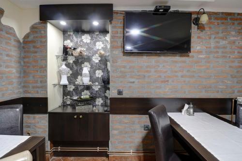 Μια τηλεόραση ή/και κέντρο ψυχαγωγίας στο Apartmani PERLA Leskovac