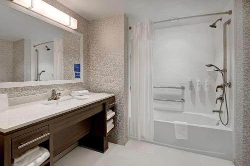 uma casa de banho com um lavatório e um chuveiro em Home2 Suites By Hilton Lakewood Ranch em Bradenton