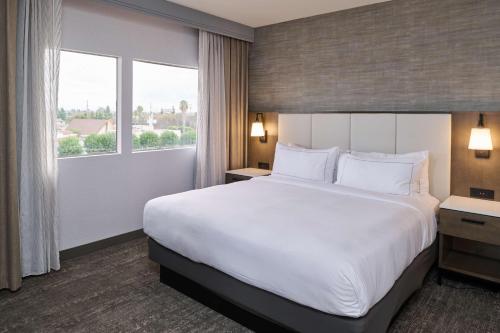 Katil atau katil-katil dalam bilik di Doubletree by Hilton Buena Park