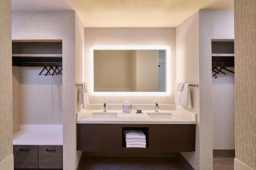 Doubletree by Hilton Buena Park في بوينا بارك: حمام مع حوض ومرآة