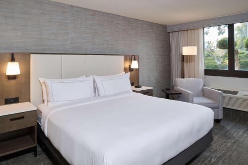 Katil atau katil-katil dalam bilik di Doubletree by Hilton Buena Park