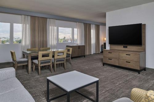 Televisyen dan/atau pusat hiburan di Doubletree by Hilton Buena Park