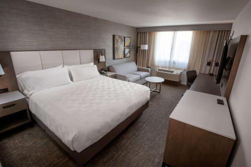 Katil atau katil-katil dalam bilik di Doubletree by Hilton Buena Park