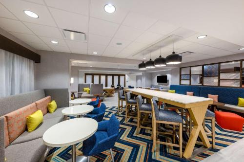 an office with a table and chairs and a couch at Hampton Inn Kansas City Southeast, Mo in Kansas City