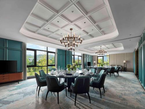 a large dining room with a long table and chairs at Doubletree By Hilton Taizhou Shenxianju in Taizhou