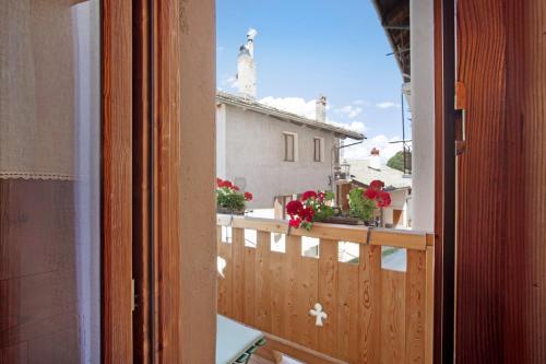 a view of a balcony with flowers on a fence at Maison Grange 1 in Pila