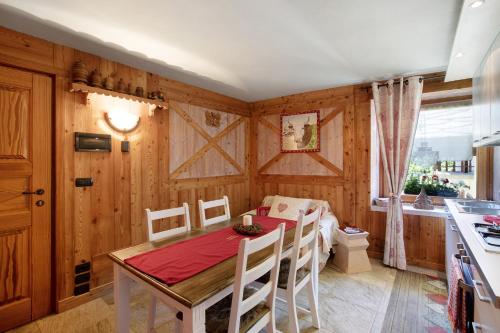 a dining room with a table and chairs and a kitchen at Maison Grange 1 in Pila