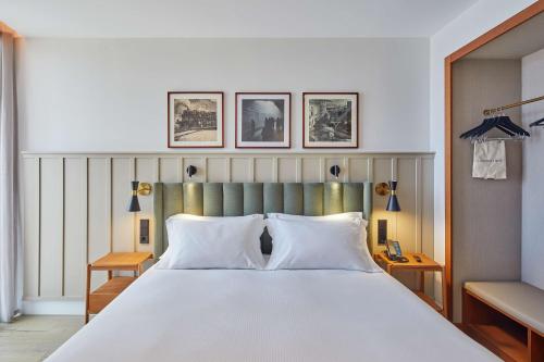 Postel nebo postele na pokoji v ubytování Via Sants Hotel Barcelona, Tapestry Collection By Hilton