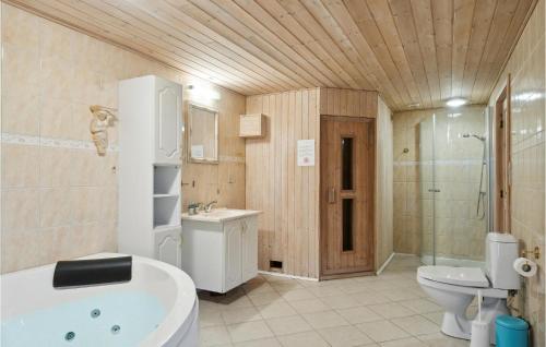 Koupelna v ubytování Beautiful Home In Harbore With Wifi