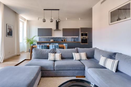 un salon avec un canapé bleu et une cuisine dans l'établissement NOCNOC - Le Paraiso, à Marseille