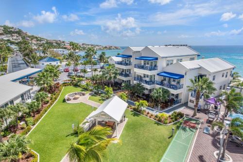eine Luftansicht eines Resorts mit Meerblick im Hintergrund in der Unterkunft Hilton Vacation Club Flamingo Beach Sint Maarten in Simpson Bay
