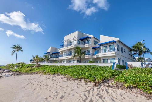 ein großes Haus am Strand mit Sandstrand in der Unterkunft Hilton Vacation Club Flamingo Beach Sint Maarten in Simpson Bay