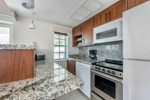 Una cocina o zona de cocina en Hilton Vacation Club Flamingo Beach Sint Maarten
