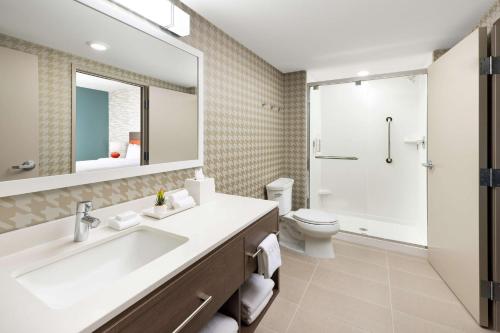 Bilik mandi di Home2 Suites By Hilton North Scottsdale Near Mayo Clinic