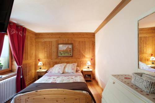 a small bedroom with a bed and a sink at Maison Grange 2 in Gressan