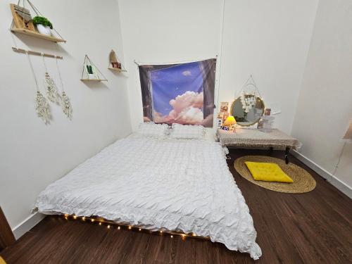 Schlafzimmer mit einem Bett und einem Tisch mit einem Spiegel in der Unterkunft MADLAD SPACE homestay in Kinh Dinh