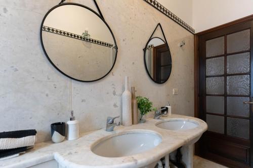 baño con 2 lavabos y espejo grande en Case da Amare - Alassio Centro, en Alassio