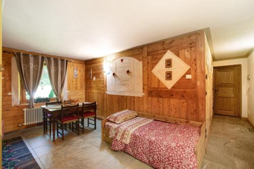 a bedroom with a bed and a table in a room at Maison Grange 4 in Pila