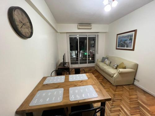 sala de estar con mesa y sofá en Departamento Dos habitaciones en Belgrano Excelente ubicación en Buenos Aires