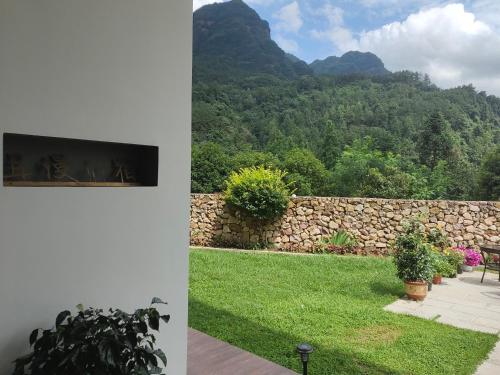 Vista general de una montaña o vista desde la habitación en casa particular