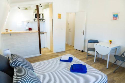 un salon avec un canapé et une table dans l'établissement #36 Studio liberté, 5 minutes de la plage/AC, à Nice