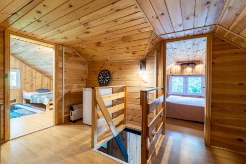 een hut met stapelbedden in een kamer met houten wanden bij Duży domek przy lesie 