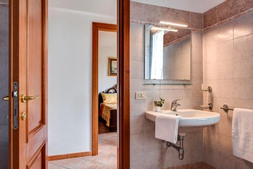 マッサ・ルブレンセにあるCasa Pollioのバスルーム(洗面台、鏡付)