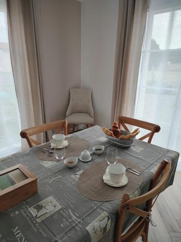 une table à manger avec un chiffon bleu dans l'établissement La Parenthèse Cormillonne, à Corme-Écluse