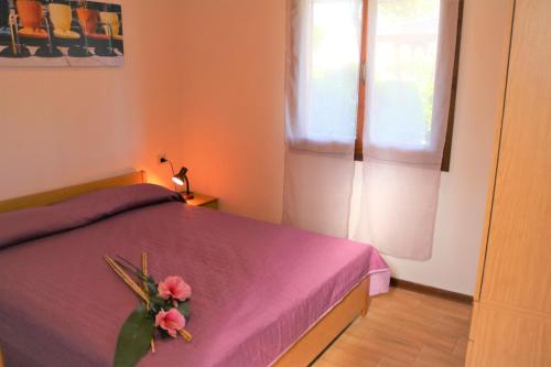 ビビオーネにあるVilla Katiaのベッドルーム(紫色のベッド1台、窓付)