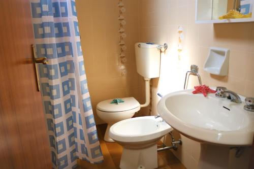 ビビオーネにあるVilla Katiaのバスルーム(トイレ、洗面台付)