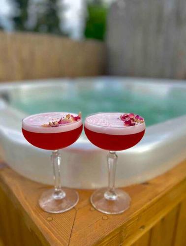 two cocktails sitting on top of a bath tub at ירוק במושב in Ma‘oz Ẕiyyon