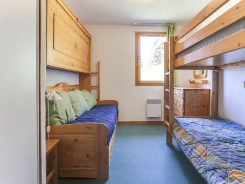 une chambre avec deux lits superposés et une fenêtre dans l'établissement Duplex de charme 4 pièces, 8 pers, proche pistes, Vallandry, calme, parking, balcon Ouest - FR-1-411-789, à Landry