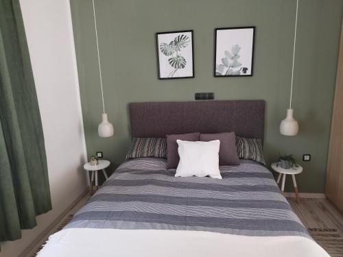 1 dormitorio con 1 cama con 2 mesas en Peaceful home Olea oblica, en Primošten