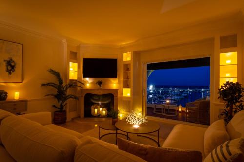 MARBELLA BANUS SUITES - Puerto Banús Marina Seafront Apartment - Premium 2BR - 2BA - Outdoor Balcony - Panoramic Marina & Mediterranean Views - Stunning Sunsets - Heart of Puerto Banús - Direct Beach Access - Steps from El Corte Ing Luxury Shopping