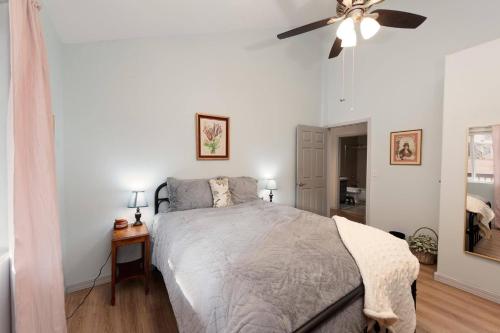 een slaapkamer met een bed en een plafondventilator bij 210 Forest Ridge Drive in Durango