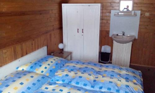 Postel nebo postele na pokoji v ubytování Chata Čeřovský Harrachov