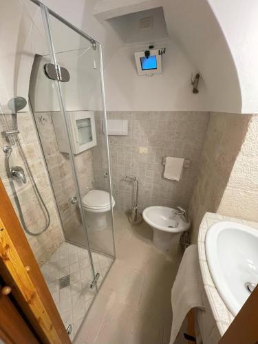 W łazience znajduje się prysznic, toaleta i umywalka. w obiekcie La Casetta di Lucia w Alberobello