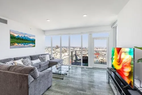 Top Floor High Rise 3 Bed DTLA Skyscraper Penthouse photo 9