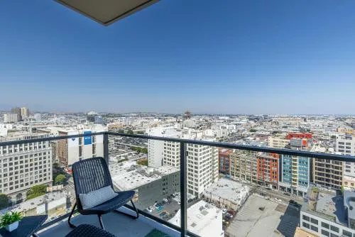Top Floor High Rise 3 Bed DTLA Skyscraper Penthouse photo 12