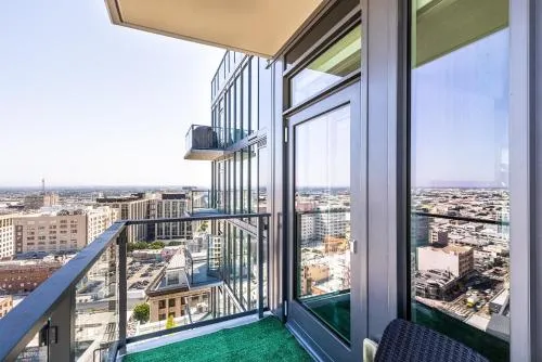 Top Floor High Rise 3 Bed DTLA Skyscraper Penthouse photo 13
