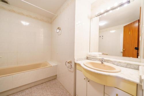 Ванная комната в HomeHolidaysRentals Anglada - Costa Barcelona