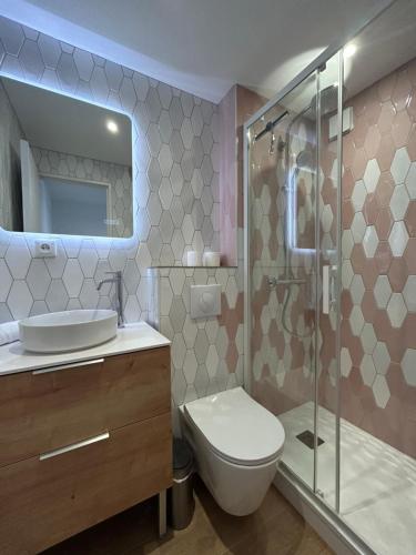 une salle de bain avec une douche, des toilettes et un lavabo dans l'établissement La Pause 800, à Wissant