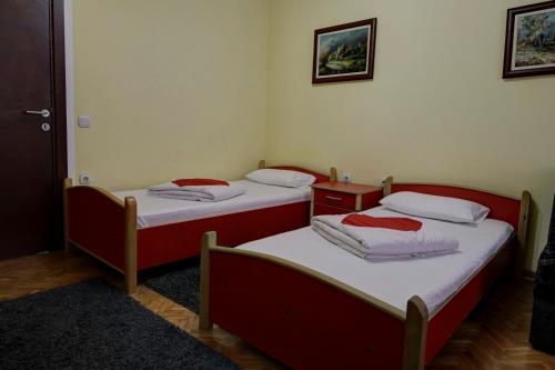 Ένα ή περισσότερα κρεβάτια σε δωμάτιο στο Apartmani PERLA Leskovac