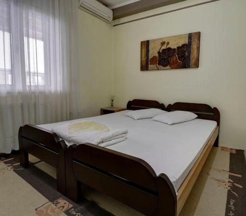 Ένα ή περισσότερα κρεβάτια σε δωμάτιο στο Apartmani PERLA Leskovac