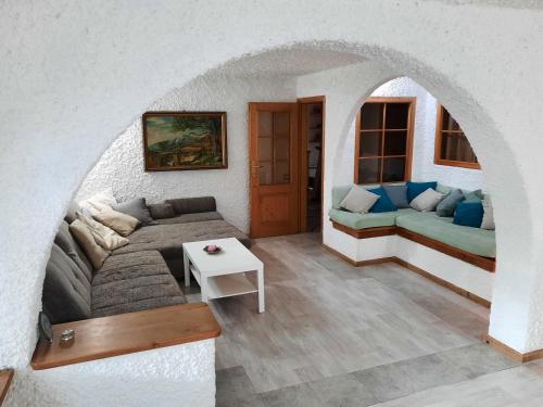 una sala de estar con un sofá y una mesa en Hiša odprtih vrat, en Tolmin