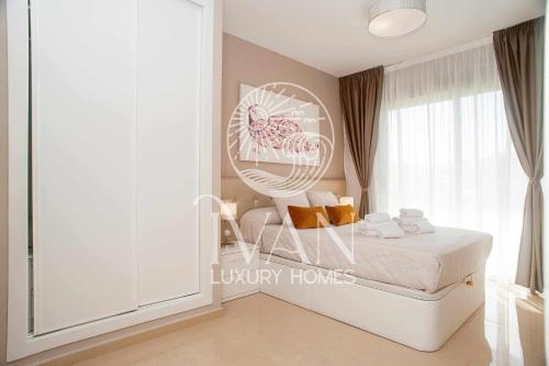 ein Schlafzimmer mit einem weißen Bett und einem Fenster in der Unterkunft Casa Santiago Ivan Luxury Homes 9ªPlta Posterior 1ªLínea in Oropesa del Mar