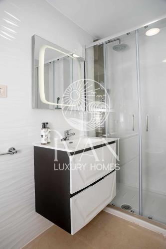 a bathroom with a sink and a shower at Casa Santiago Ivan Luxury Homes 9ªPlta Posterior 1ªLínea in Oropesa del Mar
